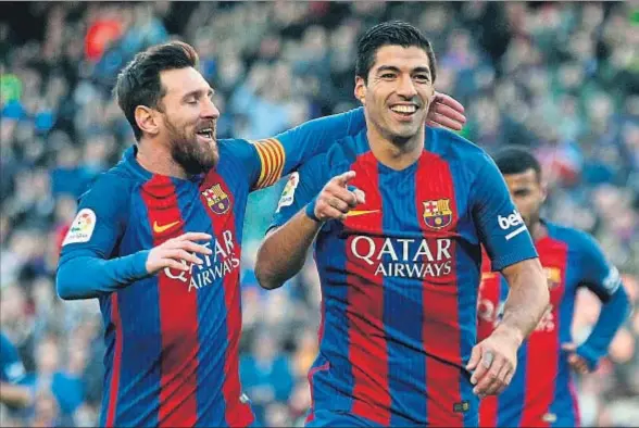  ?? TONI ALBIR / EFE ?? Leo Messi y Luis Suárez, pichichis de la Liga con 14 goles, celebran una de las dos dianas del uruguayo al Las Palmas