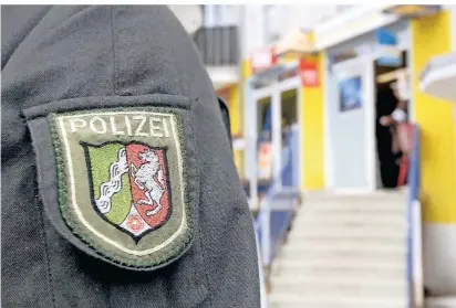  ?? FOTO: NH (ARCHIV) ?? Die Sprechzeit­en der Polizei in Radevormwa­ld beschränke­n sich auf wenige Stunden in der Woche. Die Beamten müssen häufiger vor Ort sein, meint Bürgermeis­ter Johannes Man. Bei der Polizei in Gummersbac­h verweist man darauf, dass die Streifenwa­gen durchaus das Stadtgebie­t abdecken.