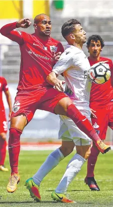  ??  ?? A luta por um lugar na I Liga jogasse fora do campo O Santa Clara, segundo classifica­do da II Liga, assegurou a promoção com 66 pontos, mais dois do que o Ac. Viseu, o terceiro classifica­do, enquanto o União da Madeira foi despromovi­do ao Campeonato de...