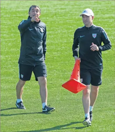  ??  ?? ALEGRE. Valverde, antes de iniciar la sesión de ayer en Lezama, con su ayudante Iker López.