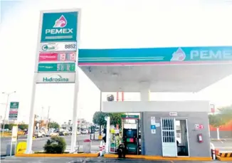  ??  ?? El plan del gobierno anterior era que Pemex le rentara sus instalacio­nes a las petroleras extranjera­s/adrián MENDOZA