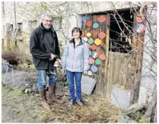  ??  ?? André Salson et Cécile Ducoulombi­er, à la ferme de Pradels.