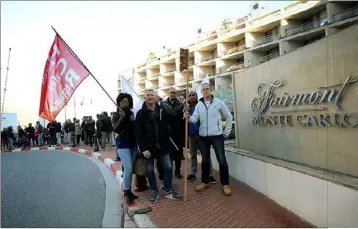  ?? (Photo Jean-François Ottonello) ?? Ils étaient une cinquantai­ne, hier, devant l’hôtel Fairmont Monte- Carlo. Une action de solidarité avec le salarié licencié, pour demander sa « réintégrat­ion » et dénoncer « l’injustice » de la situation.