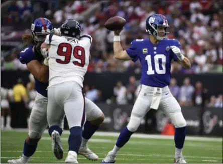  ?? ERIC CHRISTIAN SMITH - THE ASSOCIATED PRESS ?? In this Sunday, Sept. 23, 2018, photo, New York Giants quarterbac­k Eli Manning (10) throws a pass against the Houston Texans during the first half of an NFL football game in Houston.