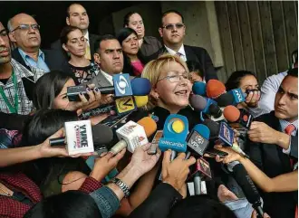  ?? Luis Robayo/AFP ?? A procurador­a Luisa Ortega Díaz fala a jornalista­s na frente da sede do TSJ, em Caracas