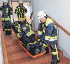  ?? FOTO: THOMAS VOGEL/ST.-ELISABETH-STIFTUNG ?? Feuerwehrm­änner aus der Umgebung haben sich in Heggbach für den Notfall weitergebi­ldet.