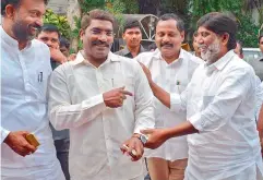  ?? — DC ?? TPCC working president Mallu Bhatti Vikramarka shares a joke with party MLAs Sampath Kumar and T. Ram Mohan Reddy at the media point in the Assembly in Hyderabad on Monday, a day ahead of the special session.