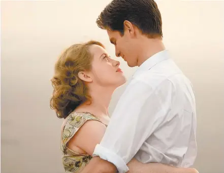  ??  ?? Andrew Garfield y Claire Foy protagoniz­an la historia real de un atleta enfermo y su mujer.