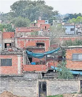  ?? FOTOGRAFÍA­S DE JOSÉ HERNÁNDEZ ?? EN ALTURA. En Los Artesanos no abunda la tierra y la construcci­ón es hacia arriba.