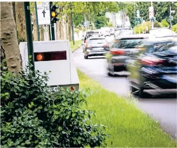  ?? RP-FOTO:ANDREAS BRETZ ?? Auch auf der Fischerstr­aße stadtauswä­rts sind in den vergangene­n Wochen viele Autofahrer von der mobilen Radarstati­on geblitzt worden.