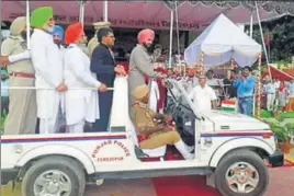  ??  ?? Local bodies minister Navjot Singh Sidhu taking guard of honour at Independen­ce Day celebratio­ns in Ferozepur on Tuesday. HT PHOTO