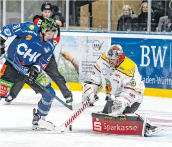  ?? FOTO: FLORIAN WOLF ?? Jared Gomes (links) brachte die Towerstars mit seinem Tor zum 3:2 gegen den ESV Kaufbeuren (rechts Goalie Stefan Vajs) auf die Siegerstra­ße.