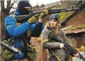  ?? LYNSEY ADDARIO NYT ?? Yulia Bondarenko, a teacher who enlisted as a reservist, is instructed in rifle use in Kyiv on March 4, 2022, a week after the Russian invasion.