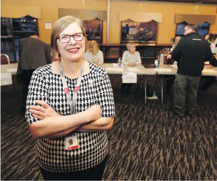  ?? DARREN MAKOWICHUK ?? Returning Officer Laura Kennedy said 14,000 people cast ballots on the first day of advance voting in the non-binding referendum on the 2026 Winter Olympics bid on Tuesday. Advance polls were set up across the city, including at the Eagle Crest Golf Course.