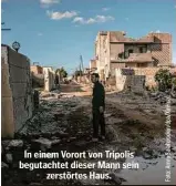  ??  ?? In einem Vorort von Tripolis begutachte­t dieser Mann sein zerstörtes Haus.