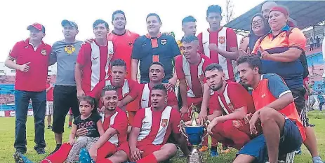  ??  ?? PLANTILLA. Manfredo Reyes junto a la plantilla de Bucaneros posando ante las cámaras con el título.