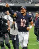  ??  ?? El quarterbac­k de los Bears agradece a la afición del Soldier Field, tras ganar.