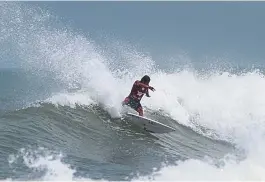  ??  ?? Fernandez mostra belo surfe nas ondas da Joaquina, em Florianópo­lis