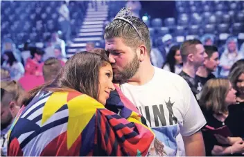  ?? FOTO: RTL/STEFAN GREGOROW ?? Janina im Glück: Am Samstag qualifizie­rte sie sich für das Finale von „Deutschlan­d sucht den Superstar“am 5. Mai – und Freund Christian machte der Kaarsterin einen Heiratsant­rag.