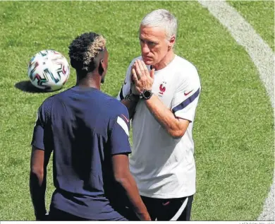  ?? LASZLO BALOGH / EFE ?? El selecciona­dor francés, Didier Deschamps, conversa con Pogba durante un entrenamie­nto en Budapest.