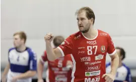  ?? BILD: NICKLAS ELMRIN ?? Drotts Niclas Närenborn ordnade en oerhört viktig kvittering med halvmi- nuten kvar mot topplaget Skånela.