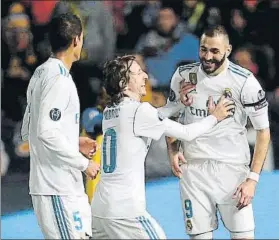  ?? FOTO: AP ?? Una gran celebració­n es lo que recibió de sus compañeros Karim Benzema al marcar