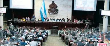  ?? ?? Una amplia discusión y cuestionam­ientos a favor y en contra provocó el asunto entre diputados.