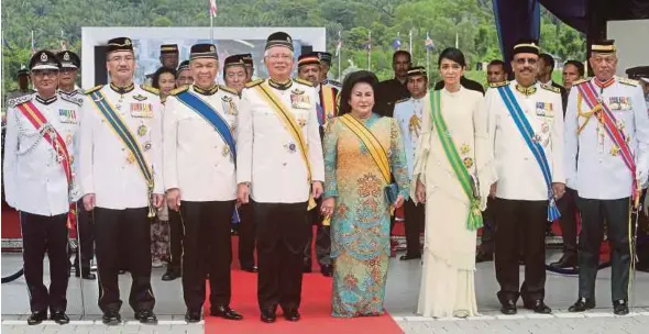  ?? PIC BY MOHD FADLI HAMZAH ?? Prime Minister Datuk Seri Najib Razak and his wife, Datin Seri Rosmah Mansor, at the 49th Warriors Day celebratio­n in Putrajaya yesterday. With them are (from left) Inspector-General of Police Tan Sri Mohamad Fuzi Harun, Defence Minister Datuk Seri...