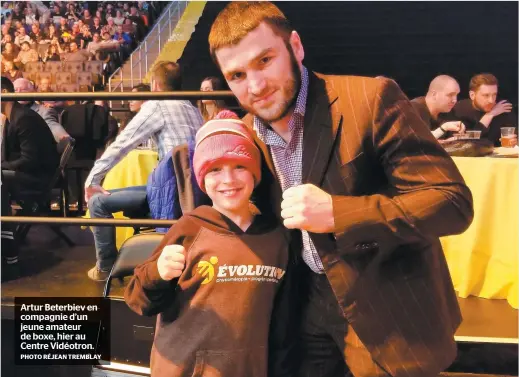  ?? PHOTO RÉJEAN TREMBLAY ?? Artur Beterbiev en compagnie d’un jeune amateur de boxe, hier au Centre Vidéotron.