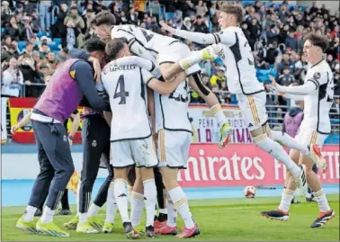  ?? ?? Los jugadores del Castilla abrazan a Nico Paz tras marcar, ayer, frente al Real Murcia.