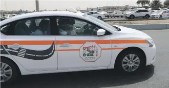  ?? Ravindrana­th K / The National ?? A driving instructor puts learners through their paces in Abu Dhabi