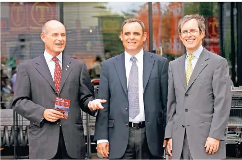  ?? FOTO: ROLAND WEIHRAUCH/DPA ?? Die drei Tengelmann-Brüder Karl-Erivan Haub (l.), Georg Haub und Christian Haub (r.) im Jahr 2009.