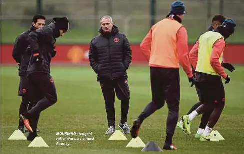  ??  ?? MOURINHO (tengah) tak mahu ulas situasi Ro o n ey .