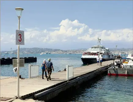  ?? (Photos Paul-Henri Verlooy) ?? Actuelleme­nt seul le ponton  accueille les visiteurs des îles. A partir du  mai, le ponton provisoire flottant pourra fonctionne­r