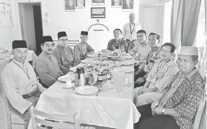  ??  ?? TETAMU: (Dari tiga kiri) Ahmad Lai, Dennin, Dr Teo bersama tetamu dan ahli jawatankua­sa PPKS Miri pada majlis tersebut.