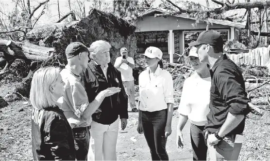  ?? KEVIN LAMARQUE/REUTERS ?? El magnate se reunió ayer con damnificad­os y autoridade­s de la ciudad de Lynn Haven, Florida, tras el paso del huracán Michael, que dejó graves daños.