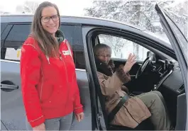  ??  ?? LEDSAGER: Mange ønsker å ha en ledsager som kan bli med dem til legen, til banken eller andre steder. Her illustrert ved Ellen Haug og Solveig Mydske Tveit.