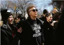  ?? Spencer Platt/Getty Images/AFP ?? O músico Paul McCartney participa de ato em Nova York com a camisa ‘nós podemos pôr fim à violência armada’