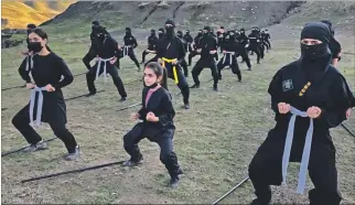  ?? CAPTURA DE VÍDEO ?? Esfuerzo. Tanto hombres como mujeres practican las técnicas atribuidas a los ninjas.