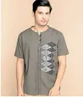  ??  ?? Fatigue short-sleeved linen shirt with Aztec print