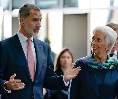  ?? ?? VISITA REAL AL BCE Antes de finalizar su viaje de Estado a Alemania, Felipe VI visitó ayer la sede del Banco Central Europeo en Fráncfort, donde fue recibido por su presidenta, Christine Lagarde (en la imagen). En una declaració­n ante el nutrido grupo de españoles que trabajan en la institució­n monetaria, entre ellos el vicepresid­ente Luis de Guindos, el Rey agradeció la labor del organismo en un “momento crítico” para Europa y pidió “preservar la fe y la confianza” en los bancos centrales.