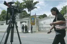  ?? — AFP ?? Members of the media film outside of the house of former Thai prime minister Yingluck Shinawatra in Bangkok on Saturday.