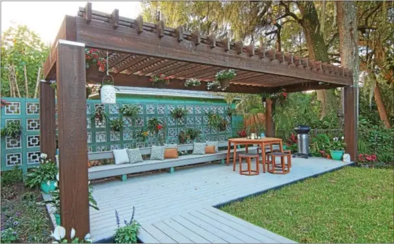  ?? BRANDPOINT ?? To create a deck-escape that draws guests in, integrate landscapin­g into your design. Start small by lining your deck with planters, curving flowerbeds and grasses. A punchy mix of seasonal annuals and perennials will help encourage visitors to explore...