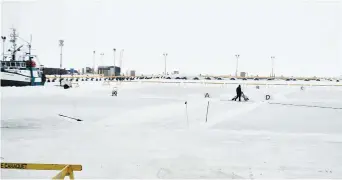  ??  ?? Hormis le A.J. Chiasson, aucun autre bateau ne fera partie du décor enchanteur auquel nous avions eu droit l’an dernier. Toutefois, plusieurs cabanes à éperlans seront réunies d’ici jeudi soir autour des quatre glaces. - Acadie Nouvelle: Robert Lagacé