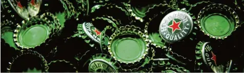  ?? Foto: Koen Van Weel, dpa ?? Seit fast 100 Jahren trägt die niederländ­ische Biermarke Heineken einen roten Stern im Logo. Die Zacken symbolisie­ren die fünf Zutaten des Getränks. In Ungarn fühlt man sich allerdings an totalitäre Symbole erinnert. FINANZEN