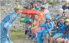  ?? FOTO: ARCHIV/HEILEMANN ?? Rumpelstil­zchen – bei der Aufführung auf dem Honberg vor Kindern machten die Schauspiel­er der Göschle Muurär ganz neue Erfahrunge­n.