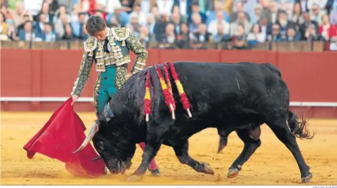  ?? JUAN CARLOS MUÑOZ ?? Julián López ‘El Juli’. en un derechazo en su completísi­ma actuación del pasado 16 de abril en la plaza de toros de Sevilla.