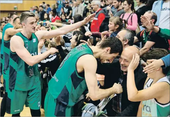  ?? TONI ALBIR / EFE ?? Nogués, Gielo y el resto de la plantilla celebrando junto a su afición la permanenci­a del Joventut, el domingo en el Palau Olímpic de Badalona