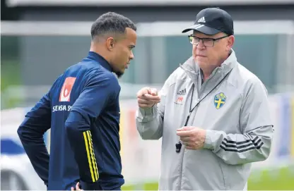  ?? Bild: Anders Wiklund ?? Robin Quaison får instruktio­ner av förbundska­ptenen Janne Andersson under träningen. Quaison startar på topp med Marcus Berg i kvällens landskamp mot Finland.