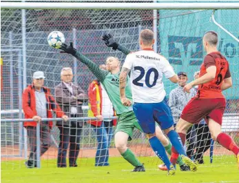  ?? FOTO: KARL-HEINZ BODON ?? Wa-Re siegt auch dank eines guten Torwarts. Hier hält Nico Specker den Schuss von Pfullendor­fs bislang erfolgreic­hstem Goalgetter, Patrick Fähnrich.